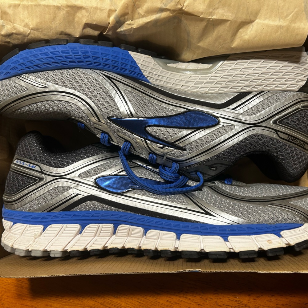 Brooks Adrenaline GTS 16 - mens sneakers
Size 12.5 wide
Brand new in the box